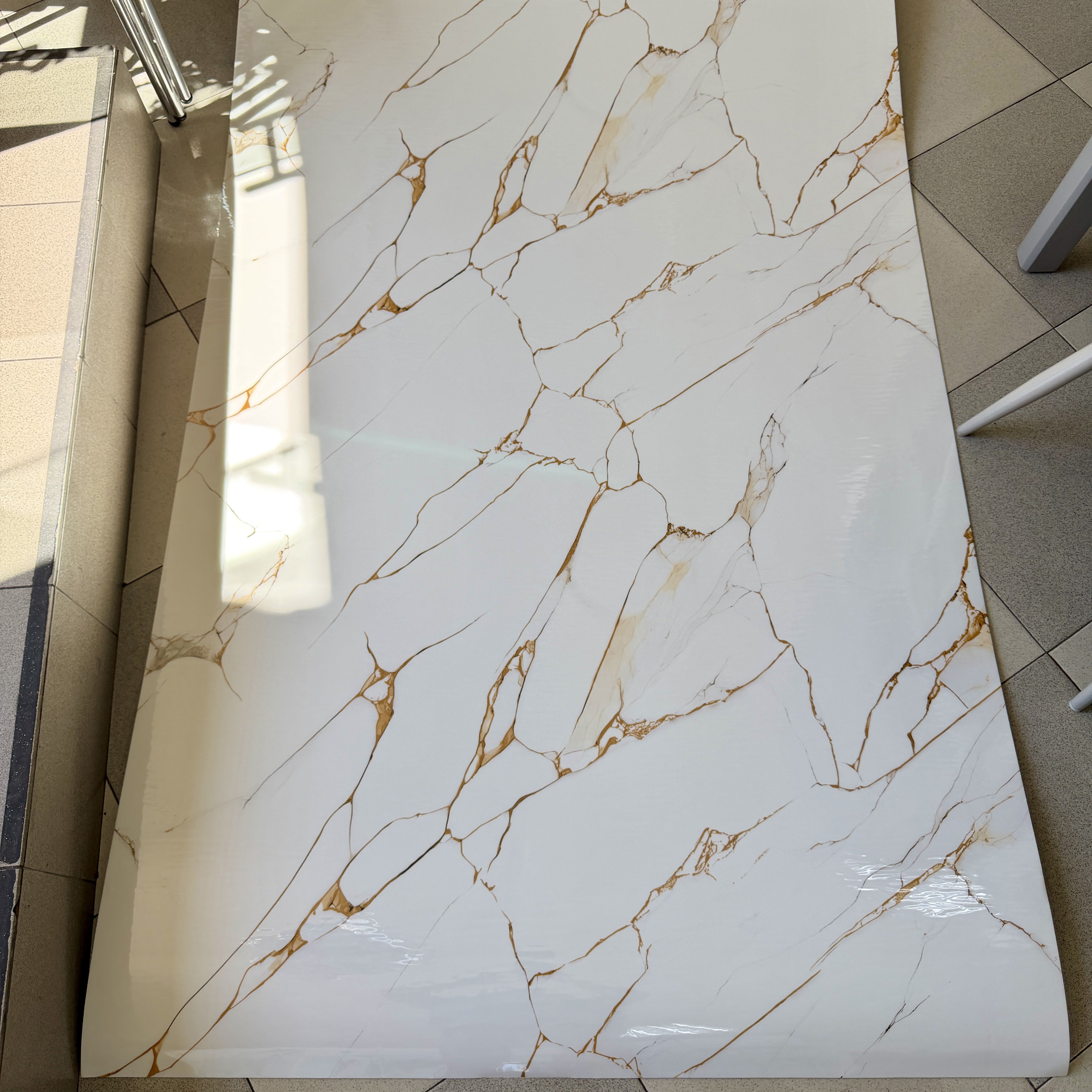 Декоративно самозалепващо фолио – Calacatta Gold Fracture, бял мрамор със златни жилки (120×300 см)