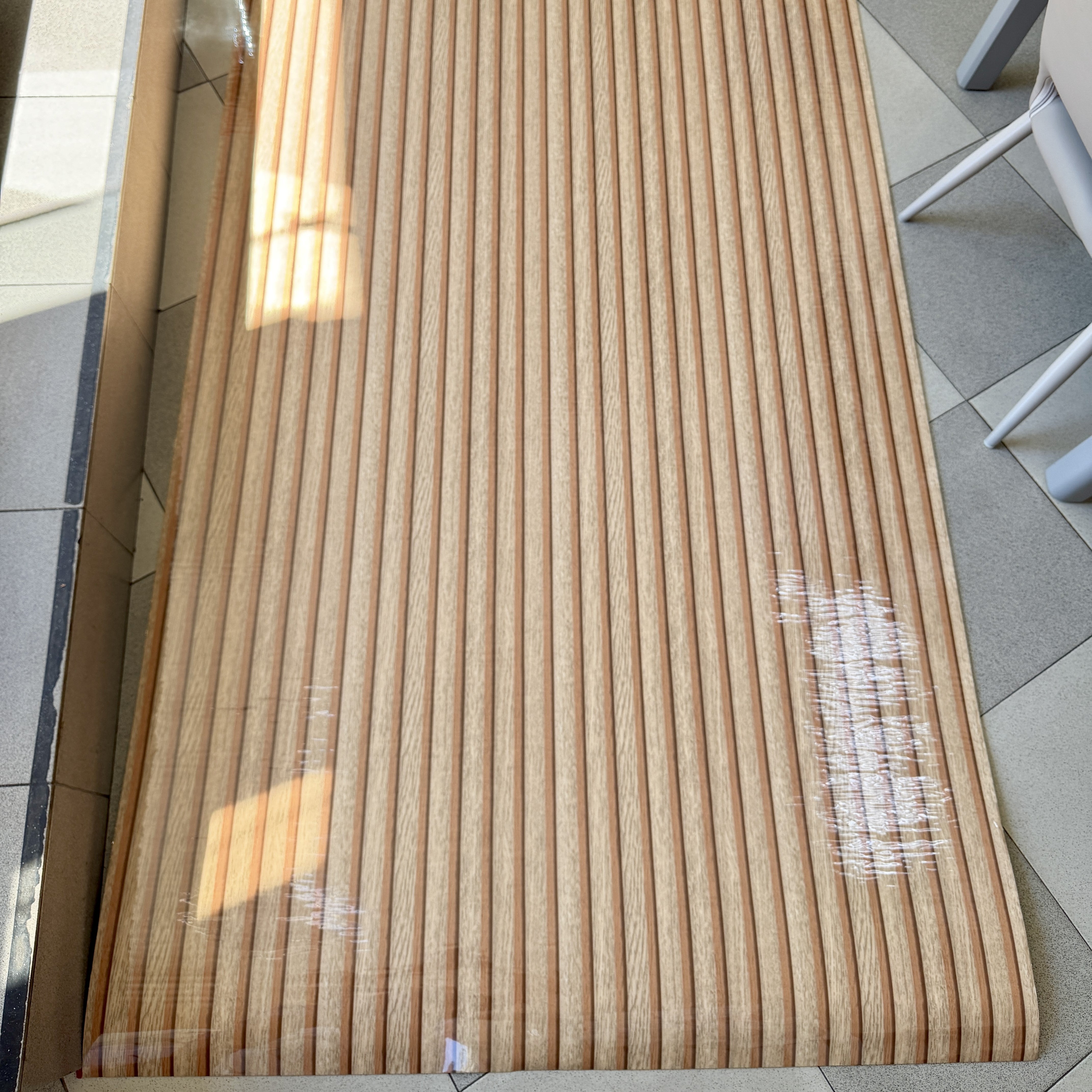 Декоративно самозалепващо фолио – Warm Oak Slats, топъл дъб с ламелен ефект (120×300 см)
