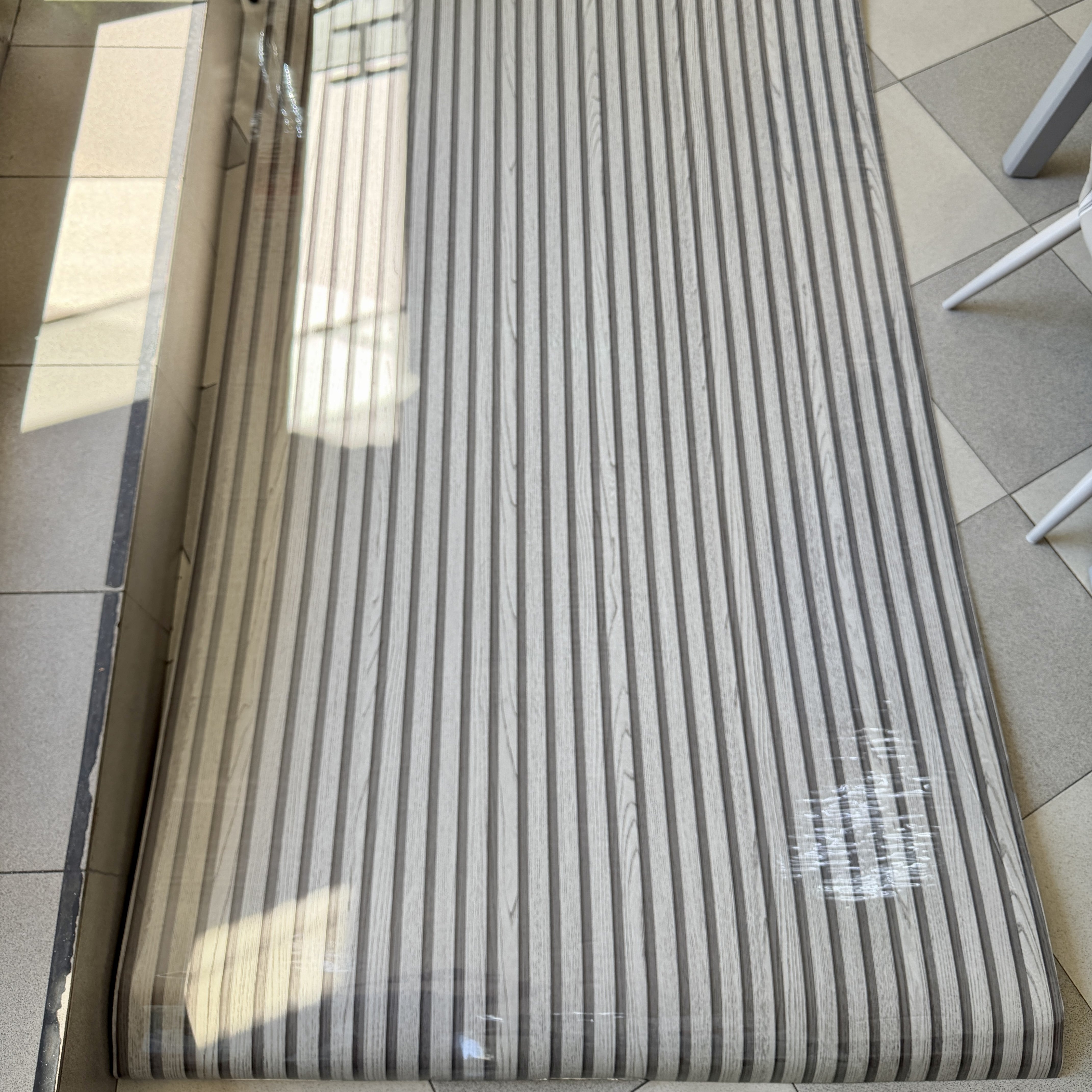 Декоративно самозалепващо фолио – Grey Ash Slats, сив ясен с ламелен ефект (120×300 см)
