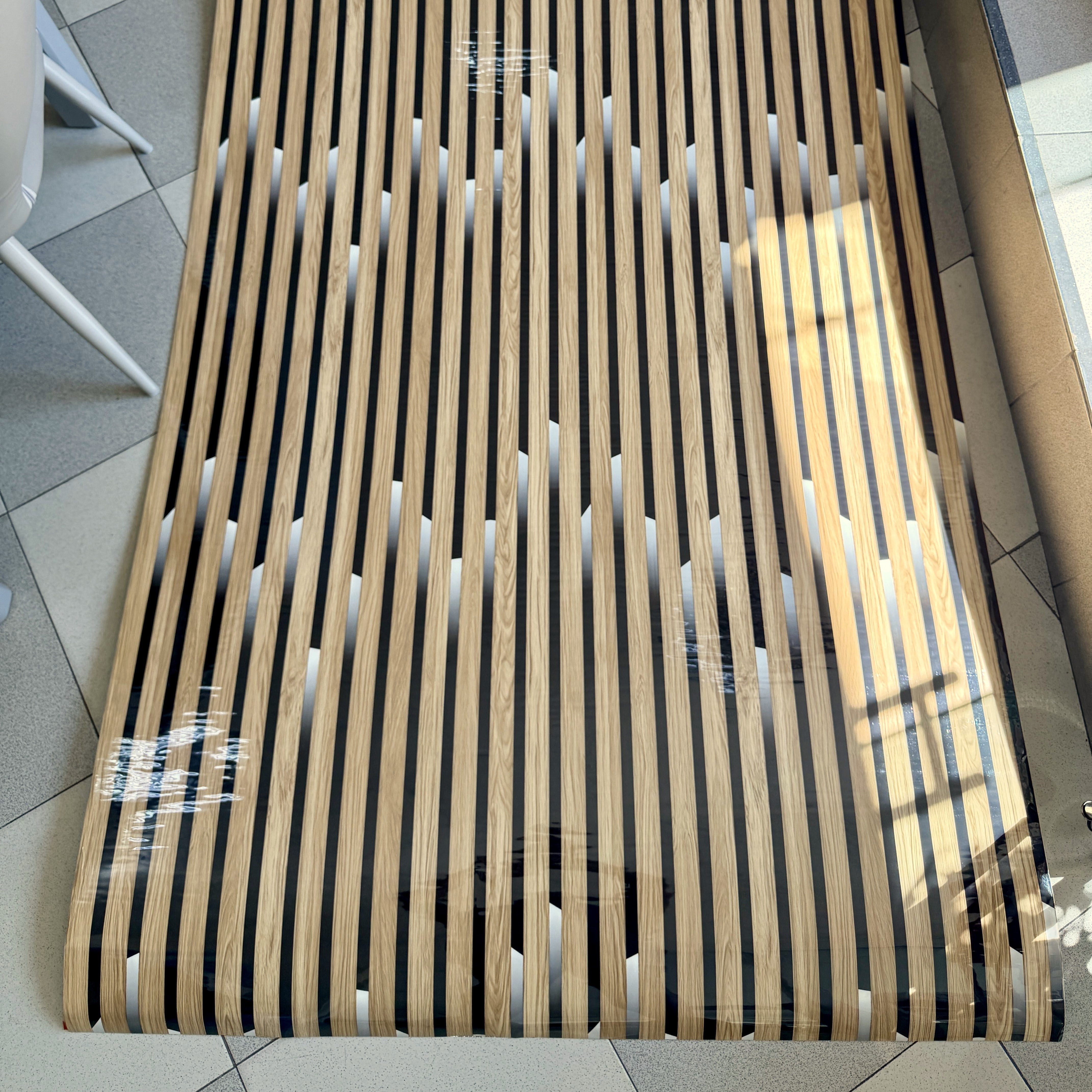 Декоративно самозалепващо фолио – Natural Oak Light Slats, натурален дъб със светлинен ефект (120×300 см)