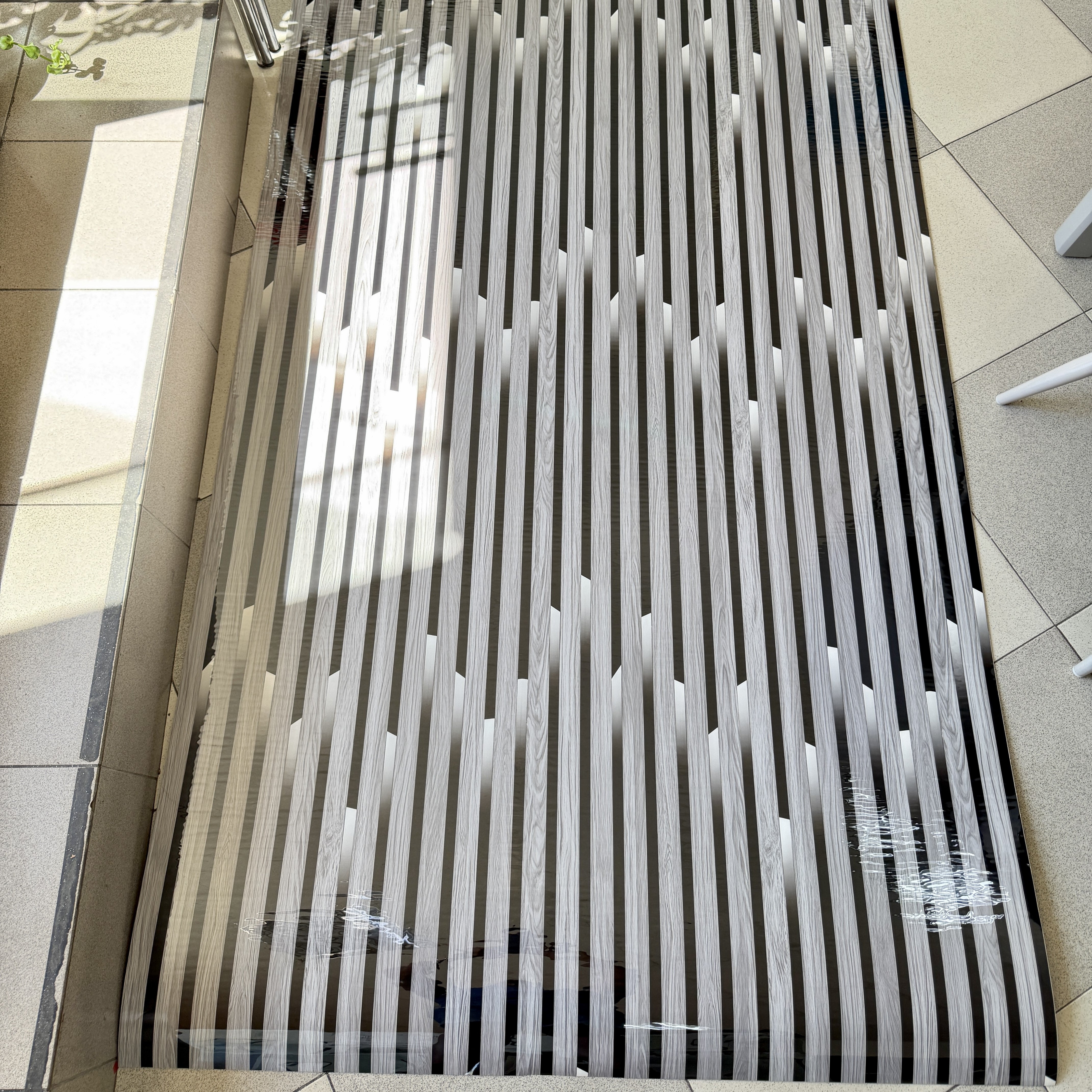 Декоративно самозалепващо фолио – White Ash Light Slats, светъл ясен със светлинен ефект (120×300 см)